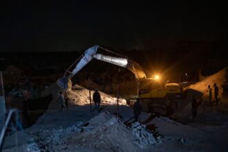 حماس تنفي علمها بمواقع جثامين الأسرى: كشف تفاصيل الالتزام بالاتفاق - المهجر نت