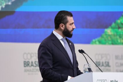 الرئيس السوري أحمد الشرع يلتقي الجالية السورية في البرازيل بلقاء مؤثر - المهجر نت