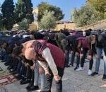 المسجد الأقصى: عشرات الآلاف يؤدون صلاة الجمعة وسط إجراءات الاحتلال المشددة - المهجر نت