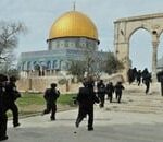اقتحام المسجد الأقصى: مستوطنون إسرائيليون ينفذون طقوسا استفزازية بحماية الشرطة - المهجر نت