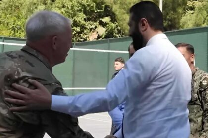 الرئيس الشرع يلعب كرة السلة مع قائد التحالف الدولي ضد داعش قبيل زيارته إلى واشنطن - المهجر نت