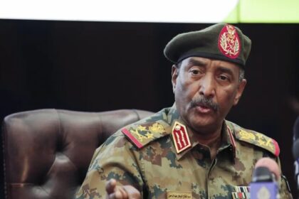 البرهان يدعو السودانيين لحمل السلاح ويكشف شروطه الحاسمة للتفاوض مع الدعم السريع - المهجر نت