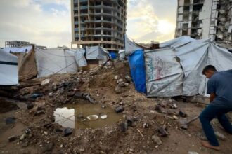 غارات إسرائيلية على غزة: تفاصيل صادمة لمعاناة النازحين مع المنخفض الجوي - المهجر نت