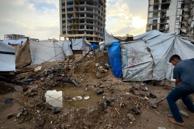 غارات إسرائيلية على غزة: تفاصيل صادمة لمعاناة النازحين مع المنخفض الجوي - المهجر نت
