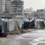 غارات إسرائيلية في غزة: تفاقم أزمة النازحين بسبب الأمطار والسيول - المهجر نت