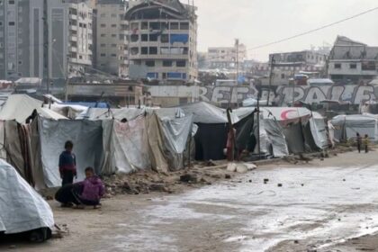 غارات إسرائيلية في غزة: تفاقم أزمة النازحين بسبب الأمطار والسيول - المهجر نت