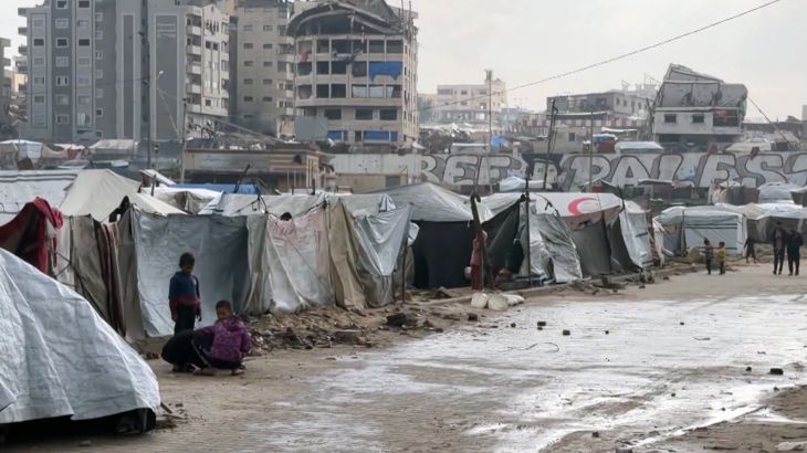غارات إسرائيلية في غزة: تفاقم أزمة النازحين بسبب الأمطار والسيول - المهجر نت