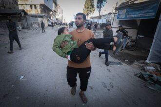 غزة تحت القصف: استشهاد فلسطينيين واغتيال قيادي بالمقاومة في تصعيد خطير - المهجر نت