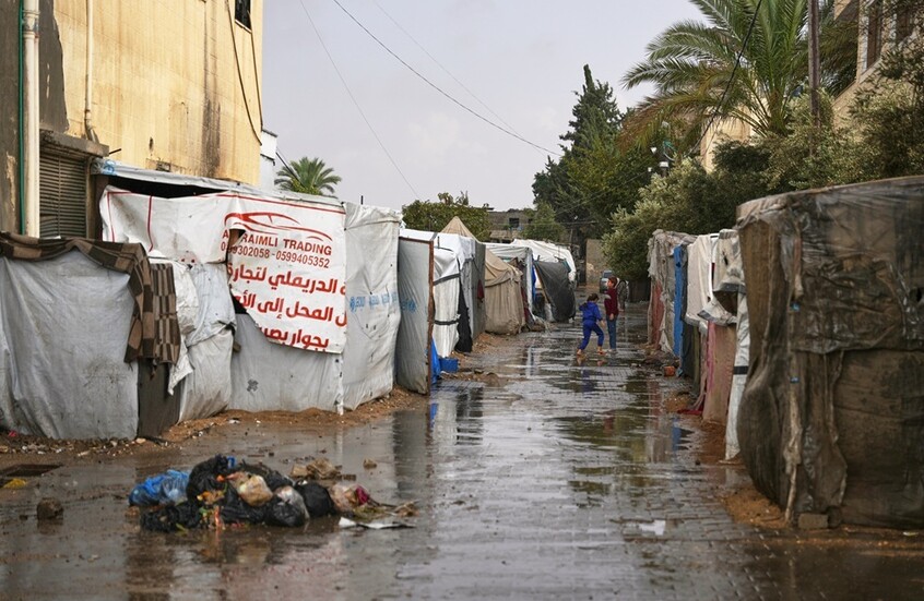 كارثة الأمطار في غزة: كشف معاناة المدنيين وسط الفيضانات الخطيرة - المهجر نت