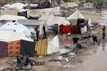 غزة تحت المطر: كارثة إنسانية صادمة تغرق خيام النازحين والمنخفض مستمر - المهجر نت