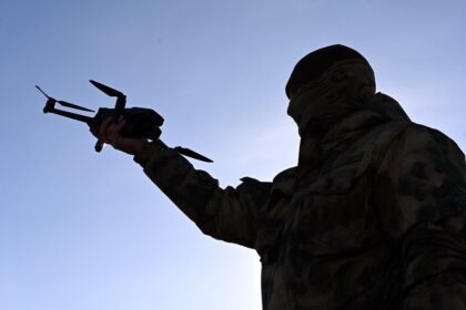 رئيس وزراء اليونان وييلينسكي: تعاون حاسم لتطوير الطائرات المسيرة والأمن السيبراني - المهجر نت