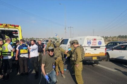 غوش عتصيون: مقتل إسرائيلي وإصابة 3 في عملية دهس وطعن صادمة - المهجر نت