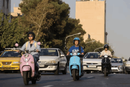 إيران: إصدار رخص قيادة الدراجات النارية للنساء خطوة حاسمة لتعزيز الحقوق - المهجر نت