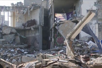 قصف إسرائيلي وراء الخط الأصفر بغزة: تحذيرات أونروا من أزمة إنسانية خطيرة - المهجر نت