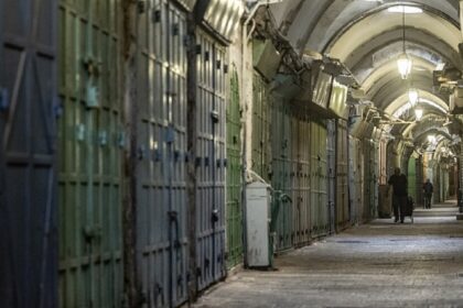 سجن إسرائيلي تحت الأرض: كشف انتهاكات خطيرة بحق الفلسطينيين في غزة - المهجر نت