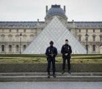 الشرطة الفرنسية تطلق سراح مشتبه بها في سرقة متحف اللوفر بقيمة قياسية - المهجر نت