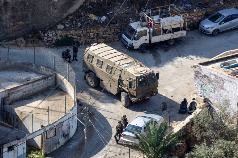 استشهاد فلسطيني في مخيم الفارعة واعتداءات الاحتلال على منازل الأسرى المحررين - المهجر نت