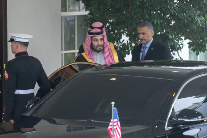 العلاقات السعودية الأمريكية: إعلان صادم من ترامب بتصنيف الرياض «حليفاً رئيسياً من خارج الناتو» - المهجر نت