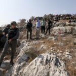 اعتداءات المستوطنين في الضفة: إصابات بين مزارعين وصحفيين ومتضامنين أجانب - المهجر نت