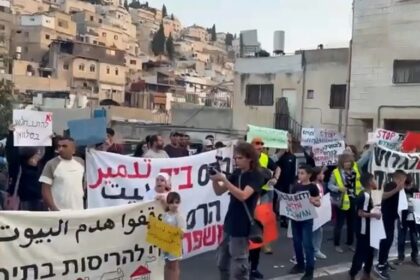 سلوان: احتجاج مقدسيين صادم ضد أوامر إخلاء منازلهم لصالح المستوطنين - المهجر نت