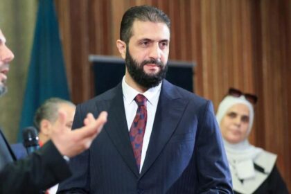 فيديو الرئيس السوري الشرع يلعب كرة السلة يثير جدلاً ورسائل سياسية مهمة - المهجر نت