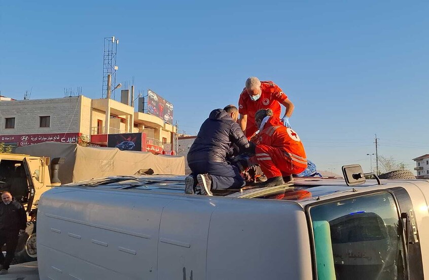 حادث زحلة: تفاصيل صادمة حول إصابة عشرات التلاميذ بعد اصطدام حافلة مدرسية بفان صغير - المهجر نت