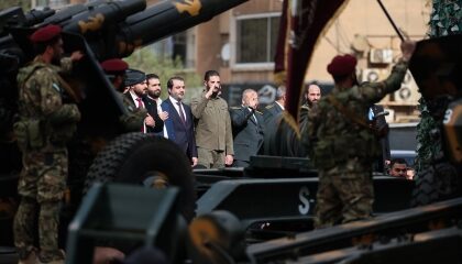 أحمد الشرع في دمشق: ظهور صادم بالزي العسكري ورسائل قوة وطنية - المهجر نت