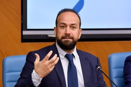 مكافحة الشائعات: وزير الإعلام السوري يكشف نهجًا حاسمًا لردع الحملات المضللة - المهجر نت