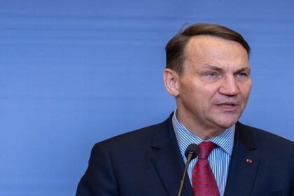 وزير الخارجية البولندي يحذر من خطط ماسك ودميترييف لتقسيم أوروبا - المهجر نت