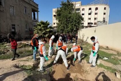 غزة: الدفاع المدني يبدأ نقل جثث الضحايا المدفونة عشوائياً بعد الحرب - المهجر نت