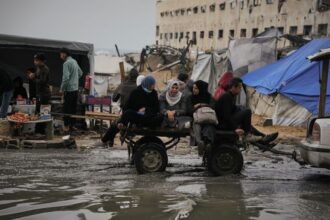 غزة تحت السيول: معاناة 250 ألف أسرة فلسطينية تتفاقم بخيام مهترئة - المهجر نت