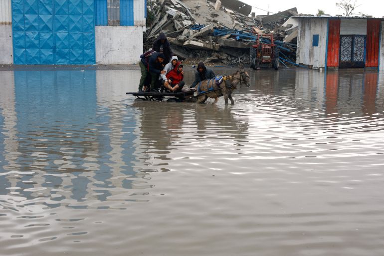 الأوضاع الإنسانية في غزة: مياه الأمطار تغرق خيام النازحين وتثير قلق عالمي - المهجر نت