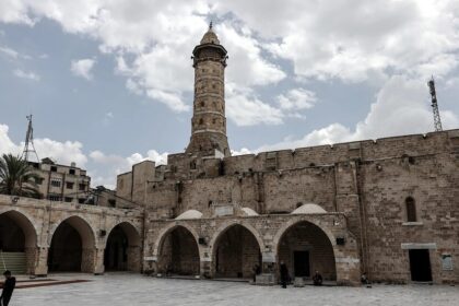 غزة: انهيار باب المسجد العمري الكبير بسبب الأمطار يثير قلق المواطنين - المهجر نت