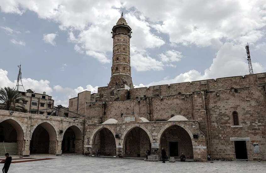 غزة: انهيار باب المسجد العمري الكبير بسبب الأمطار يثير قلق المواطنين - المهجر نت