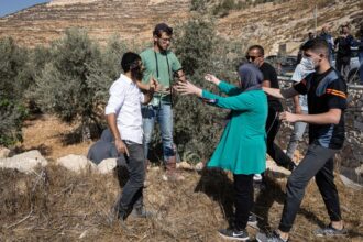 الاحتلال الإسرائيلي: تفاصيل صادمة عن قتل فلسطينييْن وإخلاء بؤر استيطانية قبل زيارة أميركية - المهجر نت