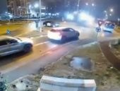 حادث مروري صادم في رومانيا: سيارة تطير فوق المركبات وإصابة السائق بجروح - المهجر نت