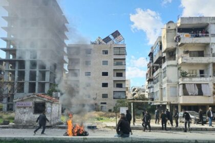 الاحتجاجات في الساحل السوري: غضب مقلق وأسئلة صادمة حول استهداف من يحميها - المهجر نت