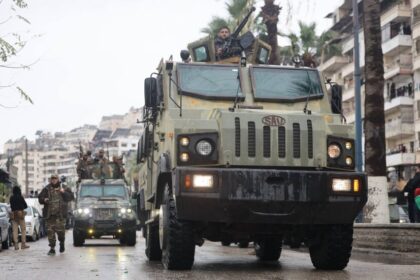 الحدود السورية اللبنانية: القبض على 12 شخصا بينهم عناصر وضباط سابقون بنظام الأسد - المهجر نت