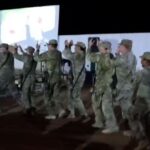 احتفالات تحرير سوريا: جنود القاعدة الأميركية في التنف يشاركون المواطنين فرحة النصر - المهجر نت