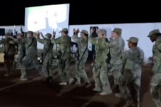 احتفالات تحرير سوريا: جنود القاعدة الأميركية في التنف يشاركون المواطنين فرحة النصر - المهجر نت