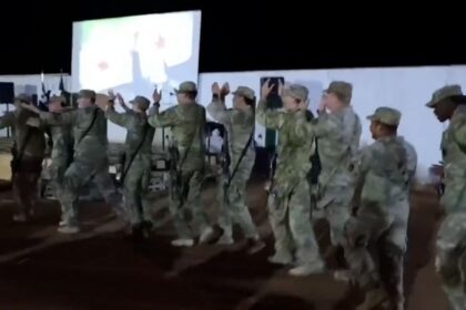 احتفالات تحرير سوريا: جنود القاعدة الأميركية في التنف يشاركون المواطنين فرحة النصر - المهجر نت