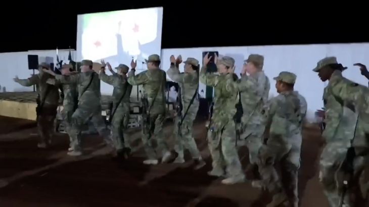احتفالات تحرير سوريا: جنود القاعدة الأميركية في التنف يشاركون المواطنين فرحة النصر - المهجر نت