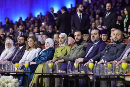 سوريا: لحظات مؤثرة للرئيس الشرع وعقيلته يبكيان مع قصص الظلم السابق - المهجر نت