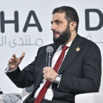 الرئاسة السورية: لقاء صادم بين الشرع ورياض حجاب في الدوحة يكشف تحركات سياسية مهمة - المهجر نت