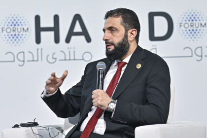 الرئاسة السورية: لقاء صادم بين الشرع ورياض حجاب في الدوحة يكشف تحركات سياسية مهمة - المهجر نت
