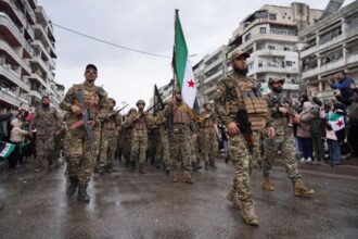 الهتافات السورية لغزة: دعم صادم من الجيش السوري يلفت الأنظار - المهجر نت