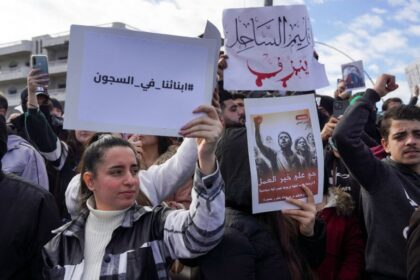 الساحل السوري: 6 أسئلة تكشف تفاصيل مقلقة عن احتجاجات اللاذقية - المهجر نت