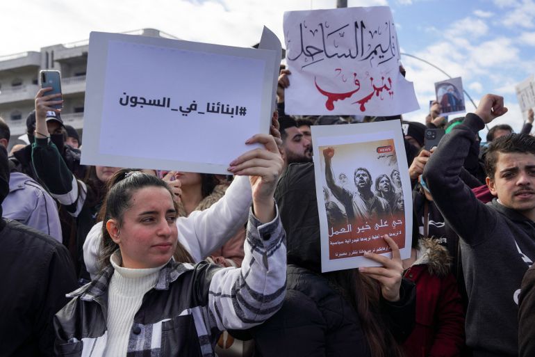 الساحل السوري: 6 أسئلة تكشف تفاصيل مقلقة عن احتجاجات اللاذقية - المهجر نت