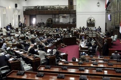 البرلمان اليمني يحذر: إلغاء عاجل لإجراءات المجلس الانتقالي خطير على الشرعية - المهجر نت