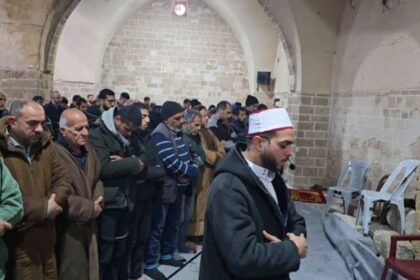 صلاة الغائب على قادة القسام وأبو عبيدة: مشهد مؤثر ورسائل صمود من غزة والعالم - المهجر نت